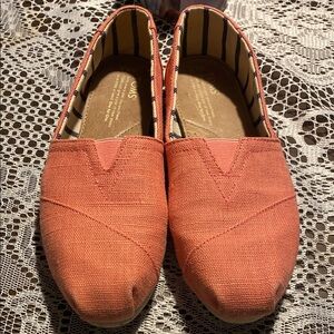 TOMS Salmon Color Flats with Canvas Upper and Elastic V Insert Size Women 8.5
